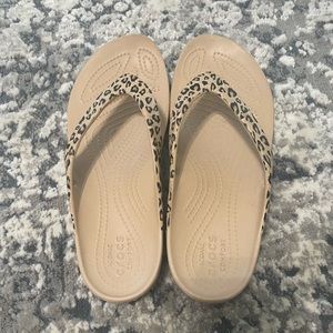 EUC/ LIKE NEW CROCS FLIP FLOP SANDALS womens size 8, cheetah print
